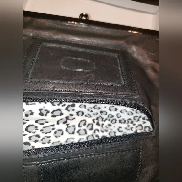 Kenneth Cole Black lambskin Leather Double kiss lock magnet multiple slits purse - Picture 10 of 14